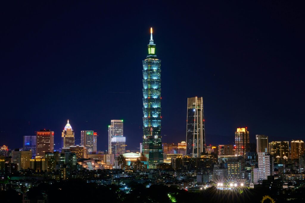 Taipei de nuit, avec des building illuminé